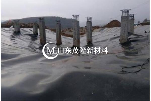 聚酯復(fù)合土工膜不同于普通的機(jī)織膜