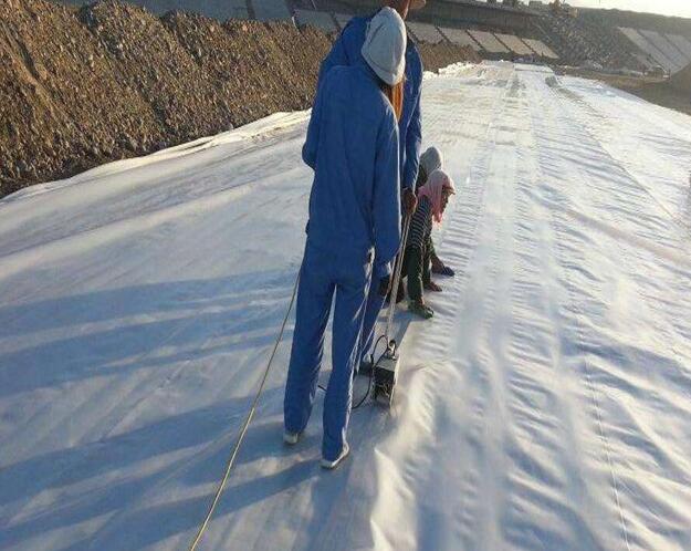 如何有效避免防滲膜出現(xiàn) 夾具效應