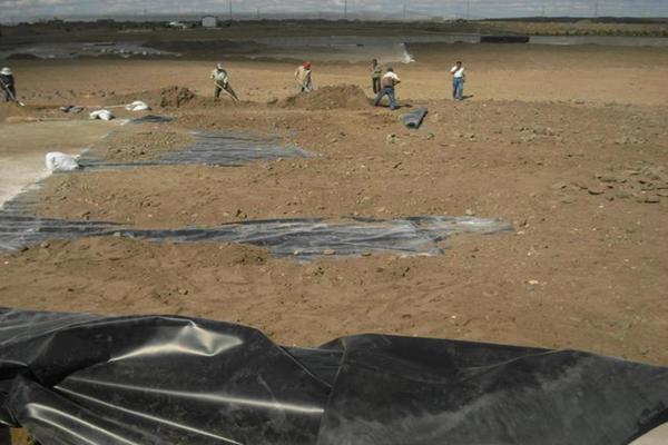 給土工膜固定的時候用錨固溝和緩沖平臺的作用是什么？  第2張