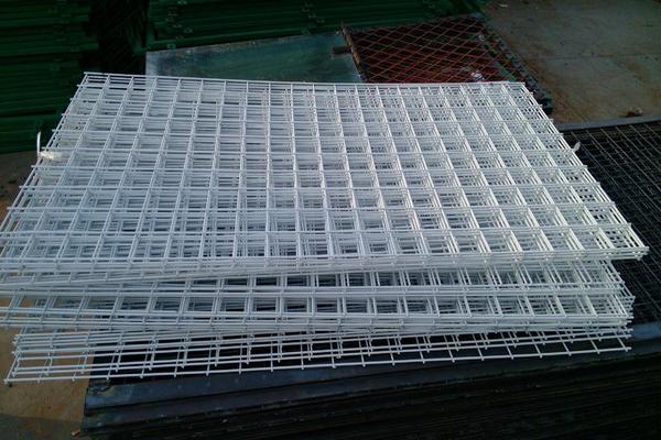 防滲土工膜和鍍鋅鋼筋網(wǎng)那個在上在下  第2張