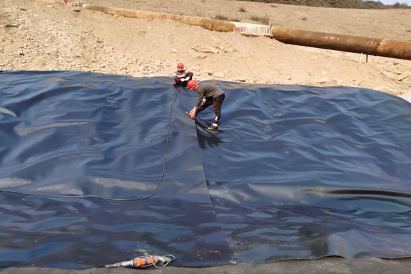 土工膜鋪設(shè)后要不要蓋土保護(hù)  第1張